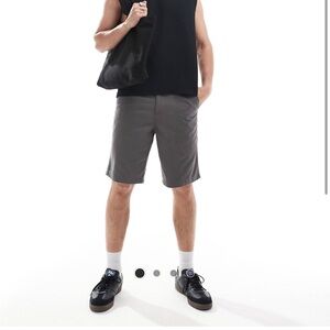 New ASOS Design Men’s chino shorts in charcoal w34